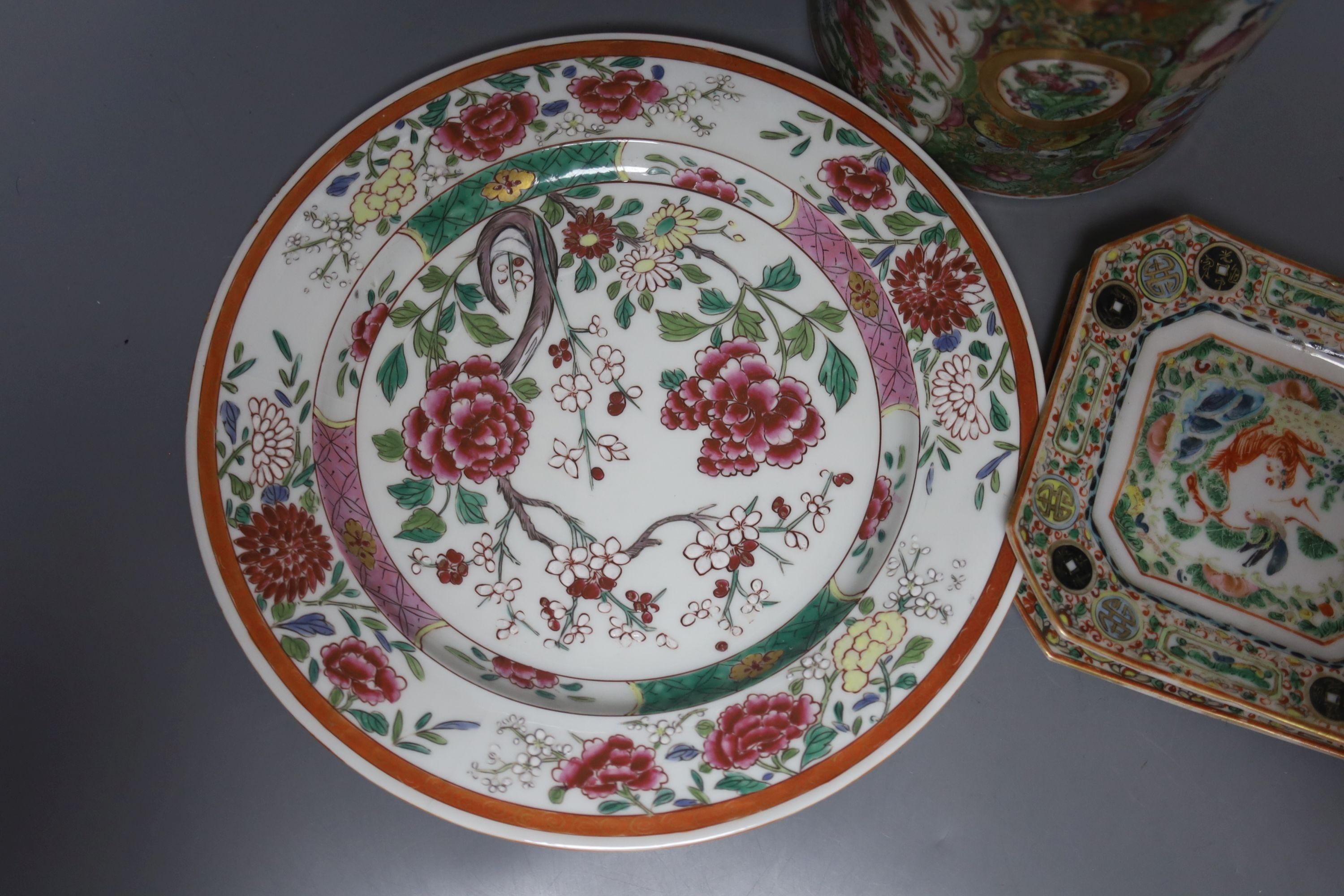 A Chinese enamelled porcelain teapot, three dishes and a Samson plate